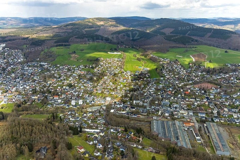 Aerial view, local view Ferndorf, Kreuztal, Sauerland, North Rhine-Westphalia, Germany, DE, Europe, property tax, real estate, young forest, Siegen-Wittgenstein district, aerial view, aerial photography, aerial photography, overview, bird's-eye view, forest area, residential area, living and living, residential area, residential buildings, quality of life, birds-eyes view, overview