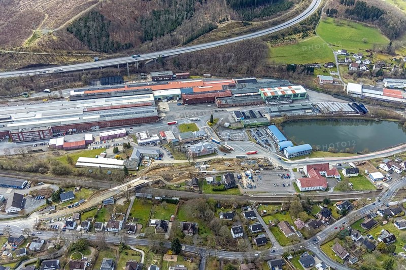 Aerial view, construction site and replacement construction of the DB bridge and new road construction B517, Eichen district, Kreuztal, Sauerland, North Rhine-Westphalia, Germany, construction work, construction site, building site, building plots, construction project, construction site, bridge, DE, Europe, Hagener Straße, Siegen-Wittgenstein district, aerial photograph, aerial photography, aerial photography, new construction, overview, bird's-eye view, overview, thyssenkrupp Stahlkontor Zweigniederlassung der thyssenkrupp Schulte GmbH