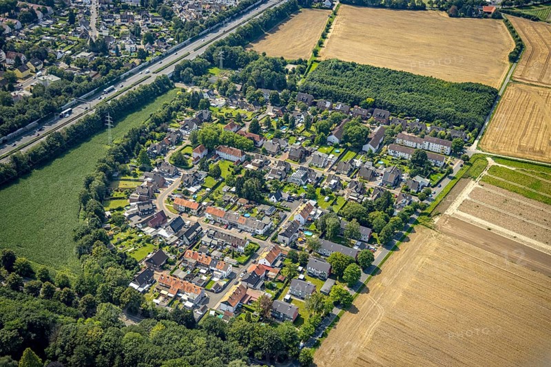 Aerial view, housing estate Kupferberg at the motorway A2 in the district Kolonie Tannenberg, Kamen, Ruhr area, North Rhine-Westphalia, Germany, DE, Europe, property tax, real estate, Kupferberg estate, aerial view, aerial photography, aerial photography, overview, bird's-eye view, housing estate, living and living, residential area, residential buildings, quality of living, residential area, housing estate, birds-eyes view, overview