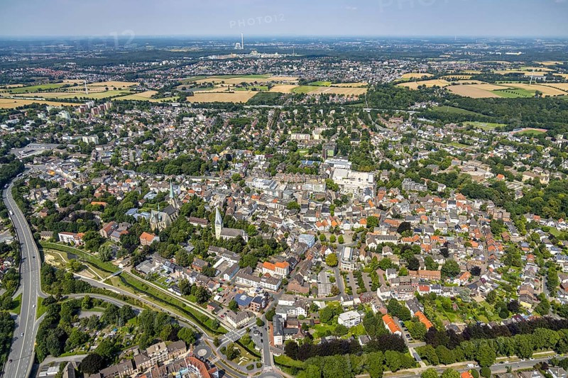 Aerial view, city centre with Alter Markt and catholic parish church Zur Heiligen Familie and evang. Pauluskirche, Sesekepark between Maibrücke and Hochstraße with river Seseke in Kamen, Ruhr area, North Rhine-Westphalia, Germany, place of worship, federal road B233, City, DE, Europe, religious community, place of worship, holy place, city centre, Kamen, church, parish, denomination, aerial view, aerial photography, aerial photography, market place, town view, park, religion, religious site, townscape, urban area, city centre, overview, bird's-eye view, overview