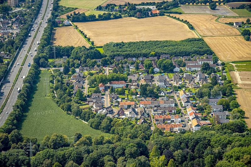 Aerial view, housing estate Kupferberg at the motorway A2 in the district Kolonie Tannenberg, Kamen, Ruhr area, North Rhine-Westphalia, Germany, DE, Europe, property tax, real estate, Kupferberg estate, aerial view, aerial photography, aerial photography, overview, bird's-eye view, housing estate, living and living, residential area, residential buildings, quality of living, residential area, housing estate, birds-eyes view, overview