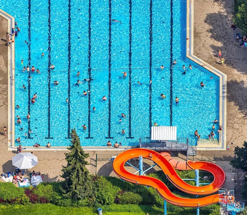 Aerial view, GSW Freibad Kamen-Mitte, Kamen, Ruhr area, North Rhine-Westphalia, Germany, bathing establishment, bathing resort, DE, Europe, shapes and colours, outdoor pool, leisure activities, aerial view, aerial photography, aerial photography, swimming pool, swimming pleasure, overview, bird's eye view, water slide, water fun, birds-eyes view, overview, red slide, red water slide