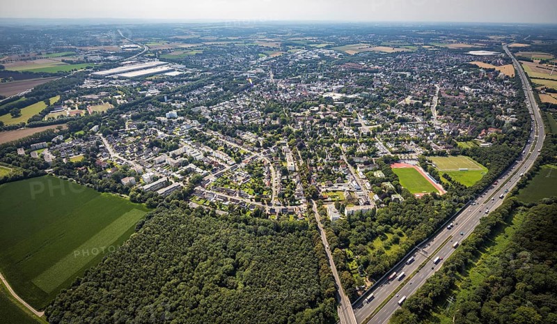 Aerial view, local view with Jahnstadion VFL Kamen in the district Kolonie Tannenberg in Kamen, Ruhr area, North Rhine-Westphalia, Germany, DE, Europe, football pitch, football stadium, football club, property tax, real estate, Kamen, aerial view, aerial photography, aerial photography, local view, sports facilities, sports field, sports facility, stadium, townscape, urban area, overview, bird's eye view, living and life, residential area, residential buildings, quality of life, birds-eyes view, overview