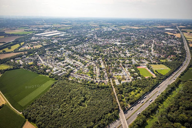 Aerial view, local view with Jahnstadion VFL Kamen in the district Kolonie Tannenberg in Kamen, Ruhr area, North Rhine-Westphalia, Germany, DE, Europe, football pitch, football stadium, football club, property tax, real estate, Kamen, aerial view, aerial photography, aerial photography, local view, sports facilities, sports field, sports facility, stadium, townscape, urban area, overview, bird's eye view, living and life, residential area, residential buildings, quality of life, birds-eyes view, overview