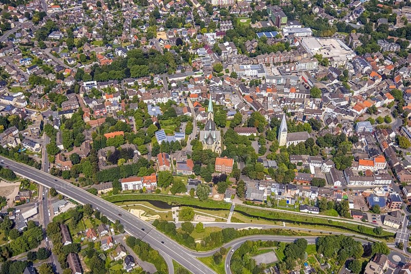 Aerial view, city centre with catholic parish church Zur Heiligen Familie and evang. Pauluskirche, Sesekepark between Maibrücke and Hochstraße with river Seseke in Kamen, Ruhr area, North Rhine-Westphalia, Germany, place of worship, federal road B233, City, DE, Europe, religious community, place of worship, holy place, city centre, Kamen, church, parish, denomination, aerial view, aerial photography, aerial photography, site view, park, religion, religious site, townscape, urban area, city centre, overview, bird's eye view, bird's eye view, overview