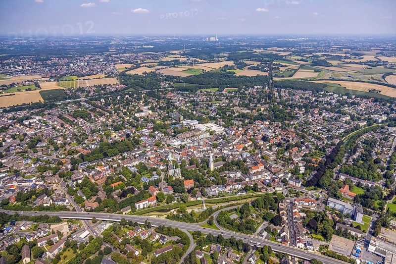 Aerial view, city centre with catholic parish church Zur Heiligen Familie and evang. Pauluskirche, Sesekepark between Maibrücke and Hochstraße with river Seseke in Kamen, Ruhr area, North Rhine-Westphalia, Germany, place of worship, federal road B233, City, DE, Europe, religious community, place of worship, holy place, city centre, Kamen, church, parish, denomination, aerial view, aerial photography, aerial photography, site view, park, religion, religious site, townscape, urban area, city centre, overview, bird's eye view, bird's eye view, overview