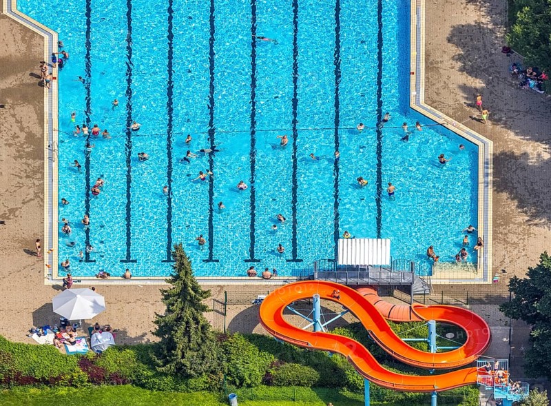 Aerial view, GSW Freibad Kamen-Mitte, Kamen, Ruhr area, North Rhine-Westphalia, Germany, bathing establishment, bathing resort, DE, Europe, shapes and colours, outdoor pool, leisure activities, aerial view, aerial photography, aerial photography, swimming pool, swimming pleasure, overview, bird's eye view, water slide, water fun, birds-eyes view, overview, red slide, red water slide