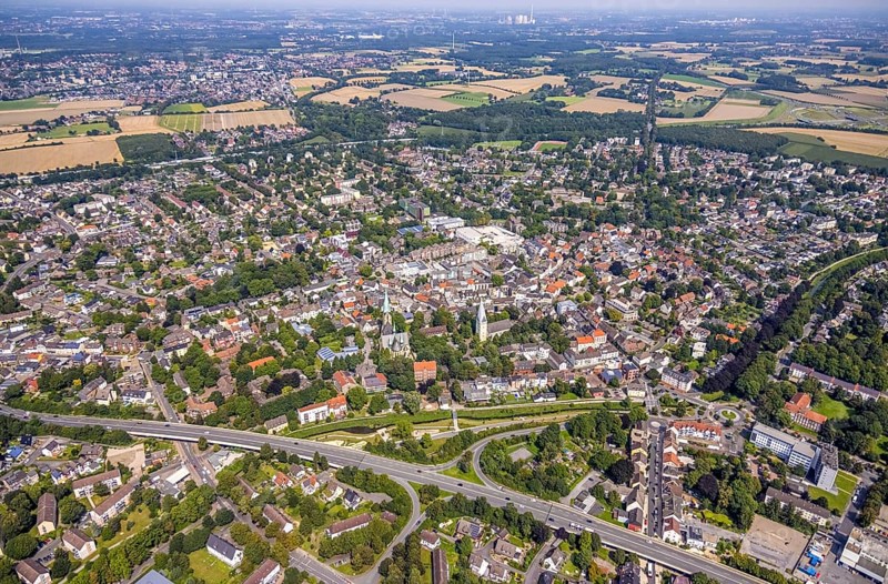 Aerial view, city centre with catholic parish church Zur Heiligen Familie and evang. Pauluskirche, Sesekepark between Maibrücke and Hochstraße with river Seseke in Kamen, Ruhr area, North Rhine-Westphalia, Germany, place of worship, federal road B233, City, DE, Europe, religious community, place of worship, holy place, city centre, Kamen, church, parish, denomination, aerial view, aerial photography, aerial photography, site view, park, religion, religious site, townscape, urban area, city centre, overview, bird's eye view, bird's eye view, overview