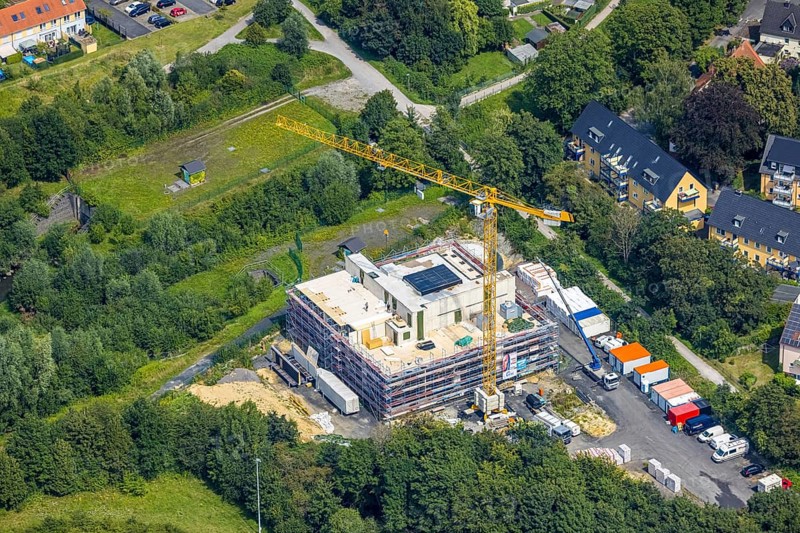 Aerial photo, construction site and new residential building Solarhaus Kamen on Wilhelm-Bläser-Straße in Kamen, Ruhr area, North Rhine-Westphalia, Germany, construction work, construction area, construction site, building plots, construction crane, construction project, construction site, DE, Europe, property tax, real estate, Kamen, aerial photo, aerial photography, aerial photography, new building, solar, overview, bird's eye view, residential complex, living and living, residential area, residential buildings, quality of living, birds-eyes view, overview