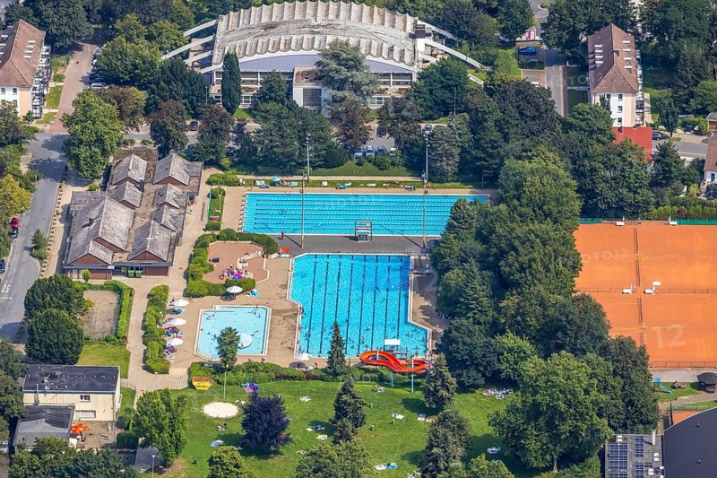 Aerial view, GSW Freibad Kamen-Mitte, Kamen, Ruhr area, North Rhine-Westphalia, Germany, bathing establishment, bathing resort, DE, Europe, shapes and colours, outdoor pool, leisure activities, Koppelteich sports hall Kamen, aerial view, aerial photography, aerial photography, swimming pool, swimming pleasure, overview, bird's-eye view, water fun, birds-eyes view, overview
