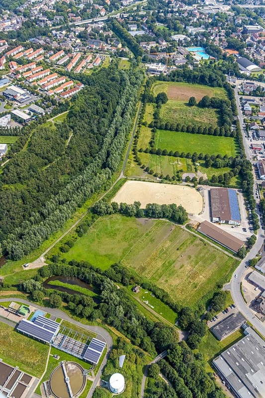 Aerial view, Kamen riding club and planned residential development on the subject of living by the river at the former sports centre in Hemsack in Kamen, Ruhr area, North Rhine-Westphalia, Germany, construction area, building site, building plots, construction project, construction site, DE, Europe, Kamen, aerial view, aerial photography, aerial photography, equestrian sports, riding facility, riding stable, riding school, riding stable, overview, bird's eye view, overview