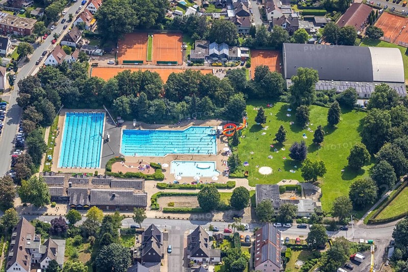 Aerial view, GSW Freibad Kamen-Mitte, Kamen, Ruhr area, North Rhine-Westphalia, Germany, bathing establishment, bathing resort, DE, Europe, shapes and colours, outdoor pool, leisure activities, aerial view, aerial photography, aerial photography, swimming pool, swimming pleasure, overview, bird's-eye view, water fun, birds-eyes view, overview