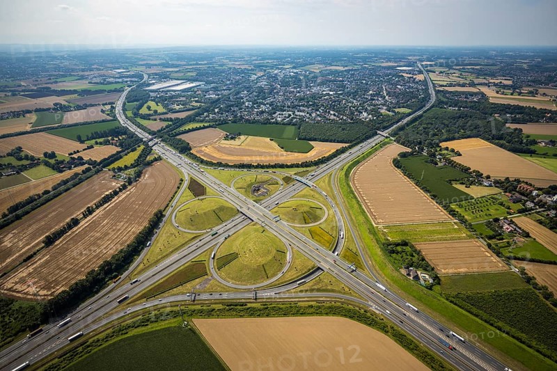 Aerial view, Kamen interchange with A1 motorway and A2 motorway, helicopter sculpture Yellow Angel in inner circle, Kamen, Ruhr area, North Rhine-Westphalia, Germany, motorway, Kamen interchange, DE, Europe, shapes and colours, clover shape, aerial view, aerial photography, aerial photography, sculpture, road traffic, overview, traffic volume, bird's eye view, birds-eyes view, overview