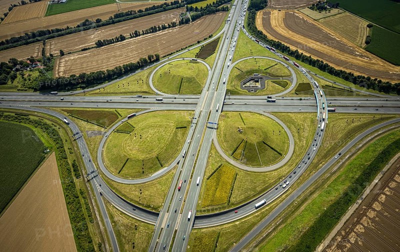 Aerial view, Kamen interchange with A1 motorway and A2 motorway, helicopter sculpture Yellow Angel in inner circle, Kamen, Ruhr area, North Rhine-Westphalia, Germany, motorway, Kamen interchange, DE, Europe, shapes and colours, clover shape, aerial view, aerial photography, aerial photography, sculpture, road traffic, overview, traffic volume, bird's eye view, birds-eyes view, overview