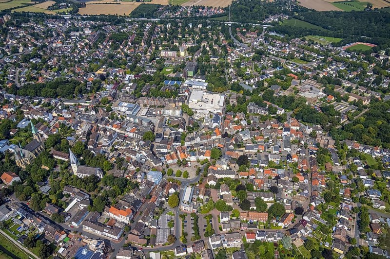 Aerial view, city centre with Alter Markt and catholic parish church Zur Heiligen Familie and protestant church Pauluskirche in Kamen, Ruhr area, North Rhine-Westphalia, Germany, place of worship, city, DE, Europe, religious community, place of worship, holy place, city centre, Kamen, church, parish, denomination, aerial view, aerial photography, aerial photography, market place, town view, religion, religious place, townscape, city area, city centre, overview, bird's eye view, birds-eyes view, overview