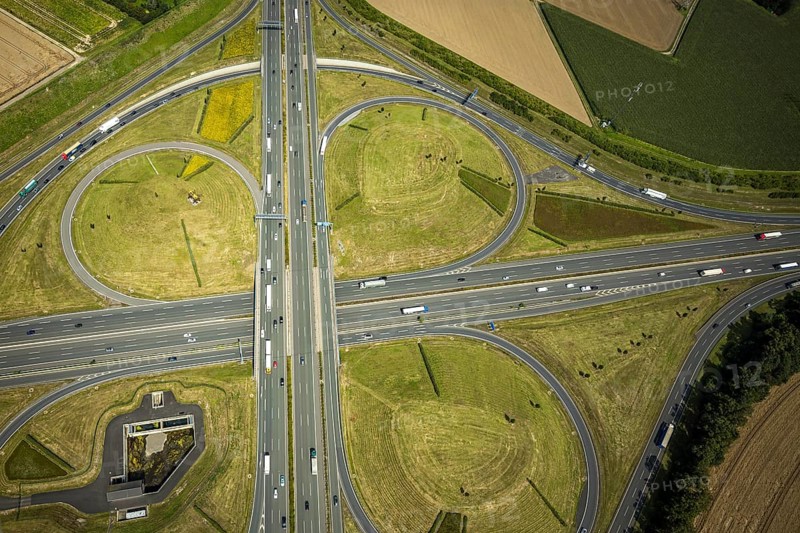 Aerial view, Kamen interchange with A1 motorway and A2 motorway, helicopter sculpture Yellow Angel in inner circle, Kamen, Ruhr area, North Rhine-Westphalia, Germany, motorway, Kamen interchange, DE, Europe, shapes and colours, clover shape, aerial view, aerial photography, aerial photography, sculpture, road traffic, overview, traffic volume, bird's eye view, birds-eyes view, overview