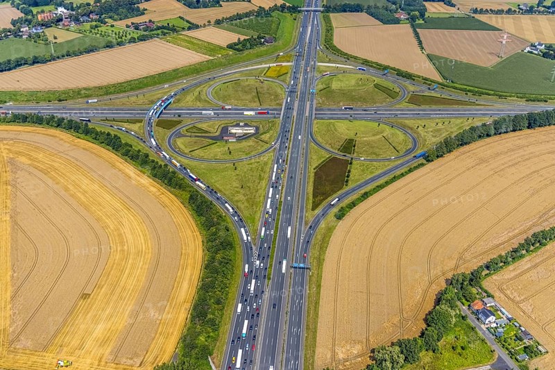 Aerial view, Kamen interchange with A1 motorway and A2 motorway, helicopter sculpture Yellow Angel in inner circle, Kamen, Ruhr area, North Rhine-Westphalia, Germany, motorway, Kamen interchange, DE, Europe, shapes and colours, clover shape, aerial view, aerial photography, aerial photography, road traffic, overview, traffic volume, bird's-eye view, overview