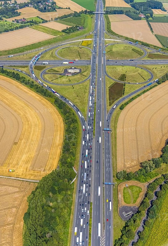 Aerial view, Kamen interchange with A1 motorway and A2 motorway, helicopter sculpture Yellow Angel in inner circle, Kamen, Ruhr area, North Rhine-Westphalia, Germany, motorway, Kamen interchange, DE, Europe, shapes and colours, clover shape, aerial view, aerial photography, aerial photography, road traffic, overview, traffic volume, bird's-eye view, overview