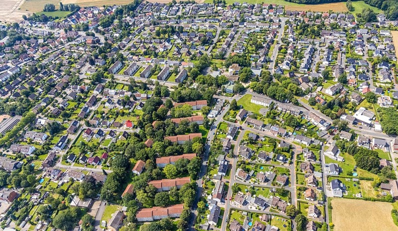 Aerial view, terraced housing estate between Carl-Bosch-Straße and Heimstraße in the Methler district, Kamen, Ruhr area, North Rhine-Westphalia, Germany, DE, Europe, property tax, real estate, aerial view, aerial photography, aerial photography, multi-family houses, terraced houses, overview, bird's-eye view, housing estate, living and living, residential area, residential buildings, quality of living, residential neighbourhood, housing estate, birds-eyes view, overview, red roofs