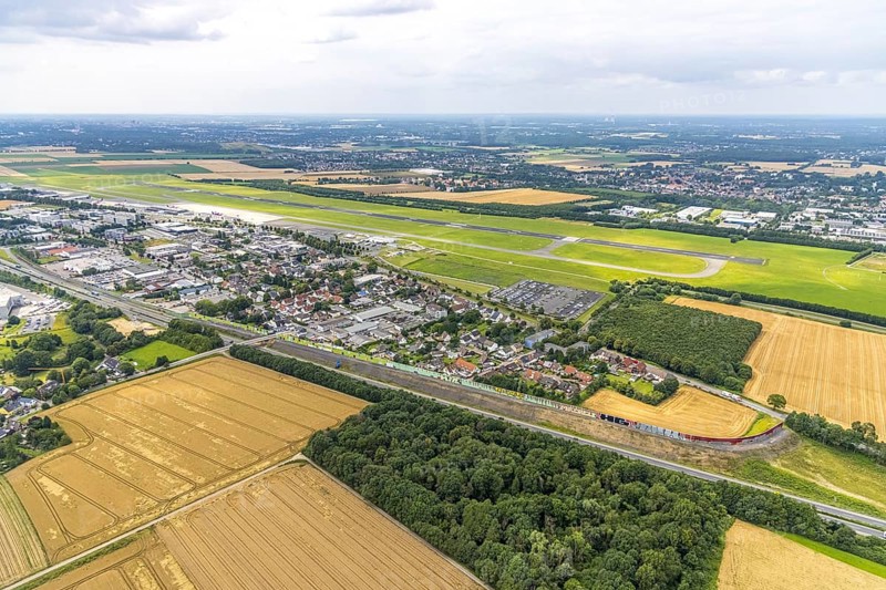 Aerial view, Dortmund Airport, residential area and commercial area Chaussee with noise protection wall on the B1 federal road, Obermassener Heide, Holzwickede, Ruhr area, North Rhine-Westphalia, Germany, DE, Europe, flight emission, airport, aircraft noise, airfield, commercial enterprises, commercial area, commercial area, commercial location, commercial use, property tax, real estate, industrial area, runway, aerial view, aerial photography, aerial photography, runway, overview, bird's-eye view, residential area, residential area, residential buildings, residential quality, residential neighbourhood, housing estate, birds-eyes view, overview