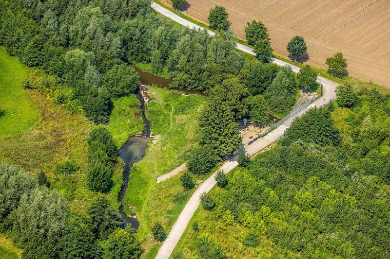 Aerial view, foot and cycle path Seseke-Weg with bridge over the river Seseke in the district Heeren-Werve, the blue classroom in Heeren-Werve, Kamen, Ruhr area, North Rhine-Westphalia, Germany, bridge, DE, Europe, footpath, Lippeverband, aerial view, aerial photography, aerial photography, cycle path, Sesekeweg, overview, bird's eye view, birds-eyes view, overview