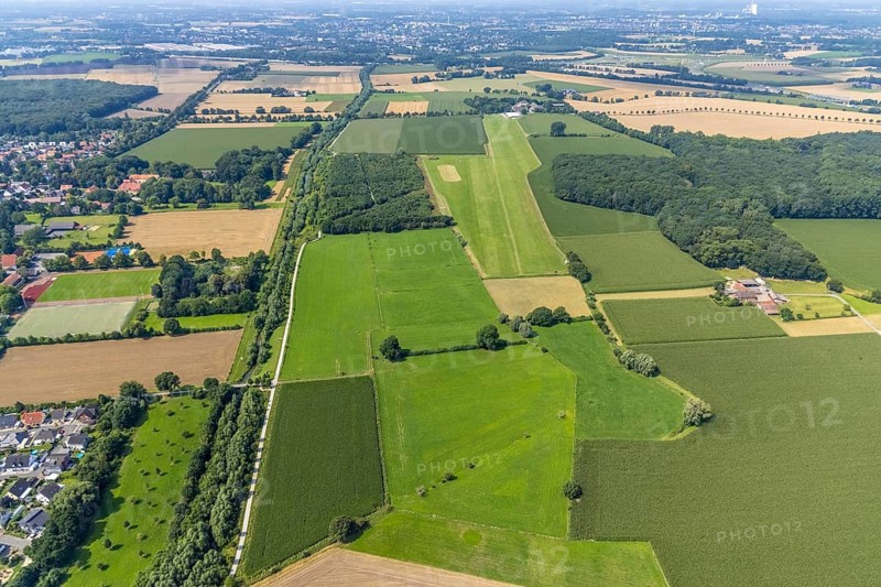 Aerial view, foot and cycle path Seseke-Weg with bridge over the river Seseke in the district Heeren-Werve, Kamen, Ruhr area, North Rhine-Westphalia, Germany, bridge, DE, Europe, footpath, Lippeverband, aerial view, aerial photography, aerial photography, cycle path, Sesekeweg, overview, bird's-eye view, overview