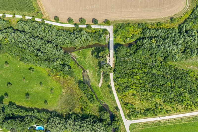 Aerial view, foot and cycle path Seseke-Weg with bridge over the river Seseke in the district Heeren-Werve, the blue classroom in Heeren-Werve, Kamen, Ruhr area, North Rhine-Westphalia, Germany, bridge, DE, Europe, footpath, Lippeverband, aerial view, aerial photography, aerial photography, cycle path, Sesekeweg, overview, bird's eye view, birds-eyes view, overview