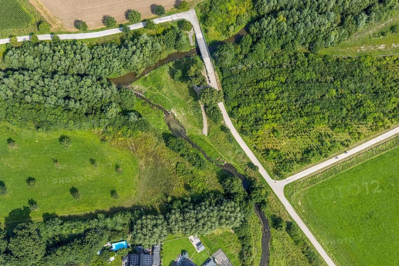 Aerial view, foot and cycle path Seseke-Weg with bridge over the river Seseke in the district Heeren-Werve, the blue classroom in Heeren-Werve, Kamen, Ruhr area, North Rhine-Westphalia, Germany, bridge, DE, Europe, footpath, Lippeverband, aerial view, aerial photography, aerial photography, cycle path, Sesekeweg, overview, bird's eye view, birds-eyes view, overview