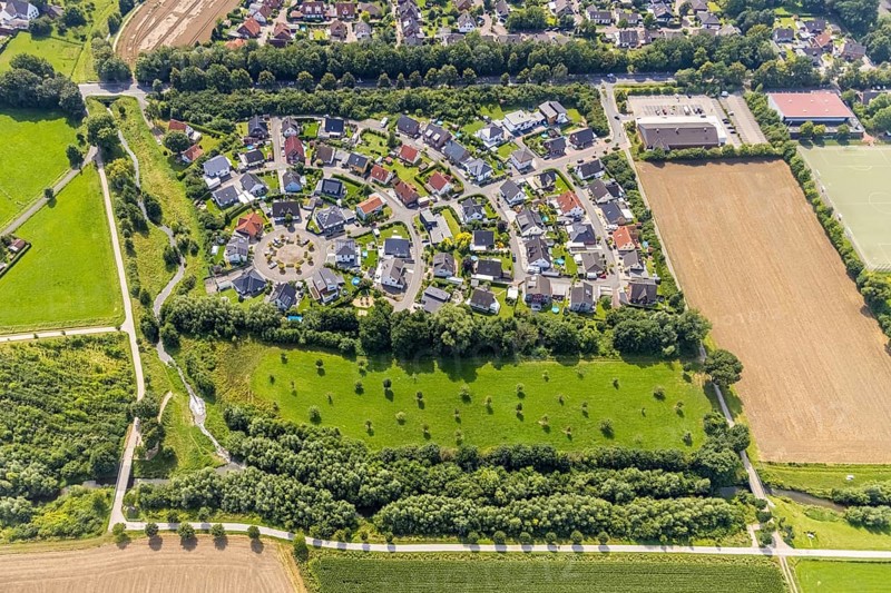 Aerial view, Circular housing estate Bertolt-Brecht-Straße in the district Heeren-Werve, Kamen, Ruhr area, North Rhine-Westphalia, Germany, DE, Europe, property tax, real estate, circular shape, aerial view, aerial photography, aerial photography, overview, bird's-eye view, housing estate, housing and living, residential area, residential buildings, quality of living, residential neighbourhood, housing estate, birds-eyes view, overview