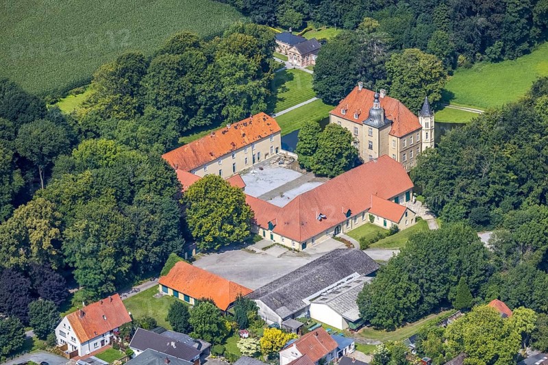 Aerial view, Schloss Heeren in Heeren-Werve, Kamen, Ruhr area, North Rhine-Westphalia, Germany, DE, Europe, moat, Haus Heeren, aerial view, aerial photography, aerial photography, castle, overview, events, venue, event location, bird's eye view, moated castle, birds-eyes view, overview