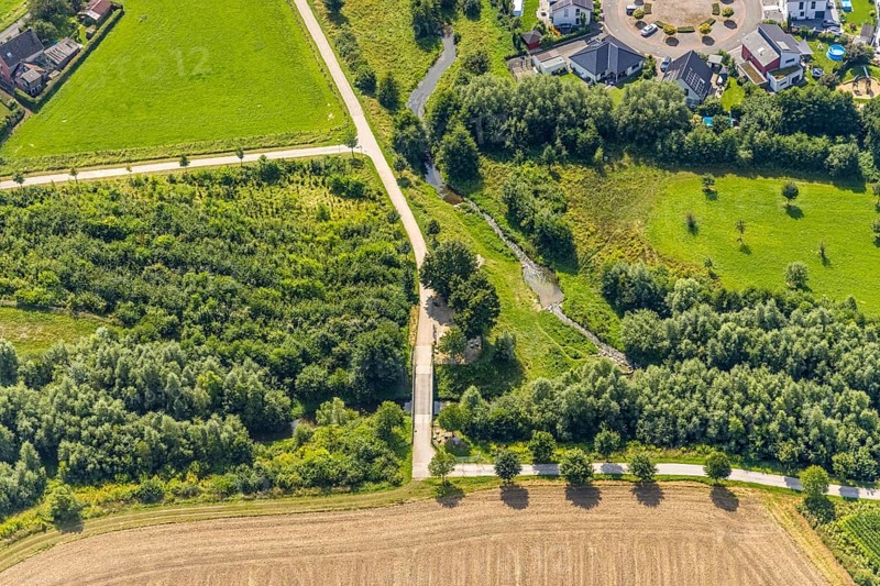 Aerial view, foot and cycle path Seseke-Weg with bridge over the river Seseke in the district Heeren-Werve, the blue classroom in Heeren-Werve, Kamen, Ruhr area, North Rhine-Westphalia, Germany, bridge, DE, Europe, footpath, Lippeverband, aerial view, aerial photography, aerial photography, cycle path, Sesekeweg, overview, bird's eye view, birds-eyes view, overview