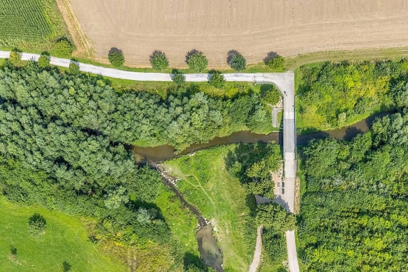 Aerial view, foot and cycle path Seseke-Weg with bridge over the river Seseke in the district Heeren-Werve, the blue classroom in Heeren-Werve, Kamen, Ruhr area, North Rhine-Westphalia, Germany, bridge, DE, Europe, footpath, Lippeverband, aerial view, aerial photography, aerial photography, cycle path, Sesekeweg, overview, bird's eye view, birds-eyes view, overview