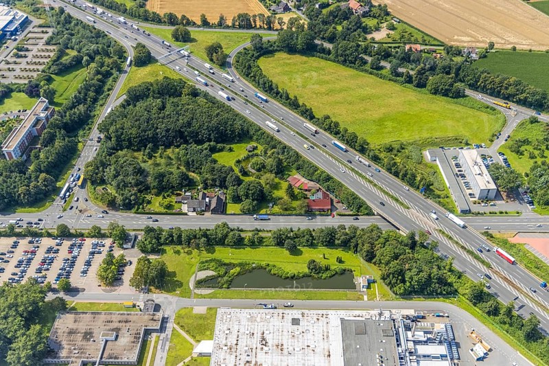 Aerial view, motorway exit Kamen-Zentrum of the A1 motorway, Südkamen, Kamen, Ruhr area, North Rhine-Westphalia, Germany, motorway, motorway exit, motorway junction, motorway access, greening, DE, Europe, aerial view, aerial photography, aerial photography, road traffic, overview, traffic volume, bird's eye view, birds-eyes view, overview
