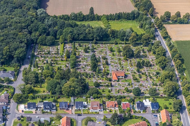 Aerial photograph, Heeren cemetery in the Heeren-Werve district, Kamen, Ruhr area, North Rhine-Westphalia, Germany, burial site, DE, Europe, cemetery, memorial, Gottesacker, graves, burial ground, aerial photograph, aerial photography, aerial photography, resting place, overview, bird's-eye view, birds-eyes view, overview