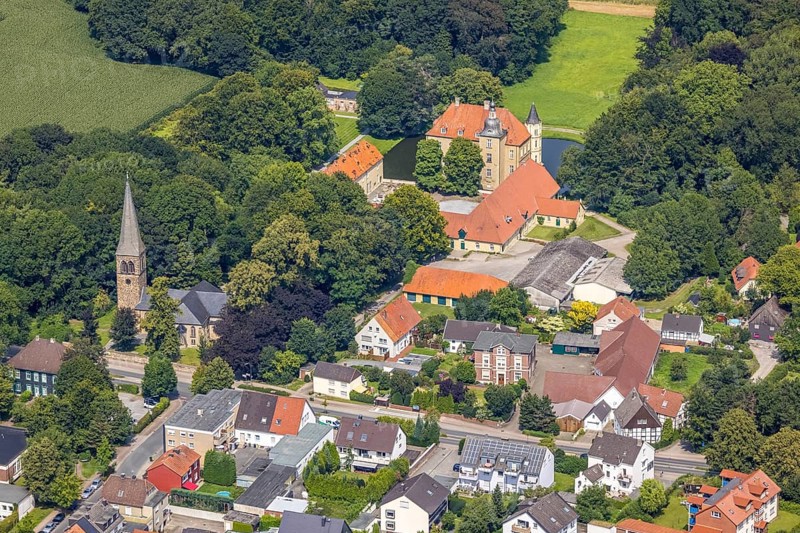 Aerial view, Heeren Castle and Heeren Protestant Church in the Heeren-Werve district, Kamen, Ruhr area, North Rhine-Westphalia, Germany, place of worship, DE, Europe, religious community, place of worship, moat, Heeren House, sacred site, church, parish, denomination, aerial photograph, aerial photography, aerial photography, religion, religious site, castle, overview, events, venue, event location, bird's-eye view, moated castle, birds-eyes view, overview
