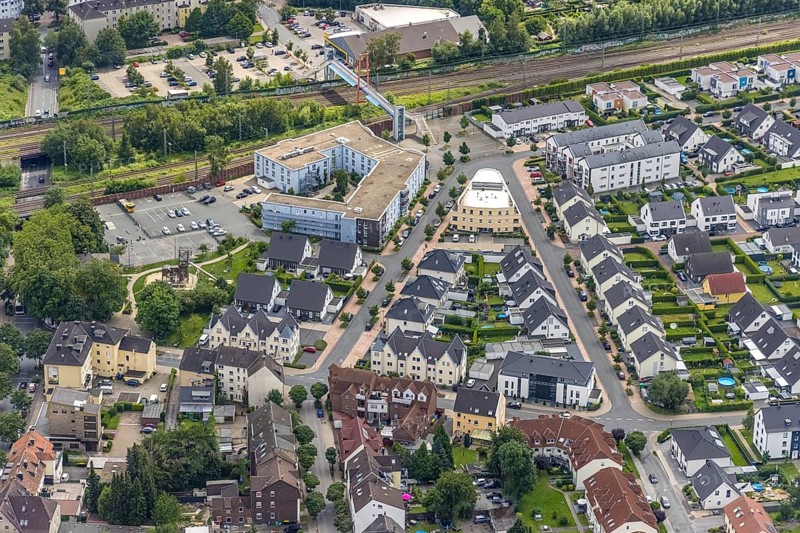 Aerial view, retirement home Neue Caroline, residential estate Carolinenallee, Bügeleisenhaus, Carolinenbrücke, Freiberg, Holzwickede, Ruhr area, North Rhine-Westphalia, Germany, retirement home, nursing home, care and nursing, DE, Europe, pedestrian bridge, aerial view, aerial photography, aerial photography, care facility, retirement home, retirement residence, retirement home, senior centre, overview, bird's-eye view, overview