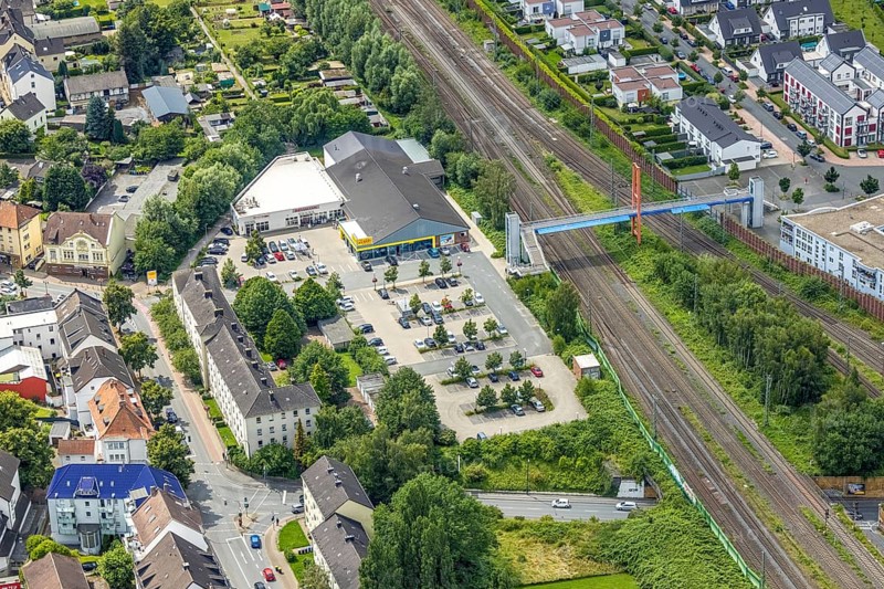 Aerial view, pedestrian bridge Carolinenbrücke to the local shopping centre, Freiberg, Holzwickede, Ruhr area, North Rhine-Westphalia, Germany, railway tracks, DE, Europe, pedestrian crossing, aerial view, aerial photography, aerial photography, Netto supermarket, Rossmann drugstore, overview, bird's eye view, bird's eye view, overview