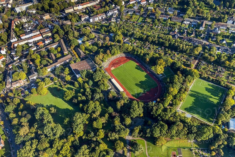 Aerial view, stadium in the sports park with the Mondpalast Arena and Freiherr-vom-Stein primary school in the Wanne-Süd district of Herne, Ruhr area, North Rhine-Westphalia, Germany, education, educational institution, DE, Europe, football pitch, football stadium, primary school, Herne, educational institute, aerial photograph, aerial photography, aerial photography, school, sport, sports facilities, sports field, sports facility, overview, bird's-eye view, overview