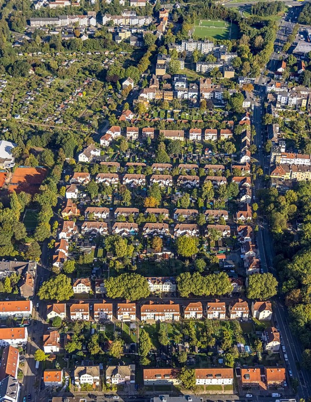 Aerial view, terraced house workers' housing estate Pluto Colliery Hüttenstrasse with trees between Hammerschmidtstrasse and Emscherstrasse in the district of Wanne in Herne, Ruhr area, North Rhine-Westphalia, Germany, workers' housing estate, miners' housing estate, DE, Europe, property tax, green trees, Herne, real estate, aerial view, aerial photography, aerial photography, overview, bird's-eye view, housing estate, housing and living, residential area, residential buildings, housing quality, residential neighbourhood, housing estate, colliery housing estate, birds-eyes view, overview