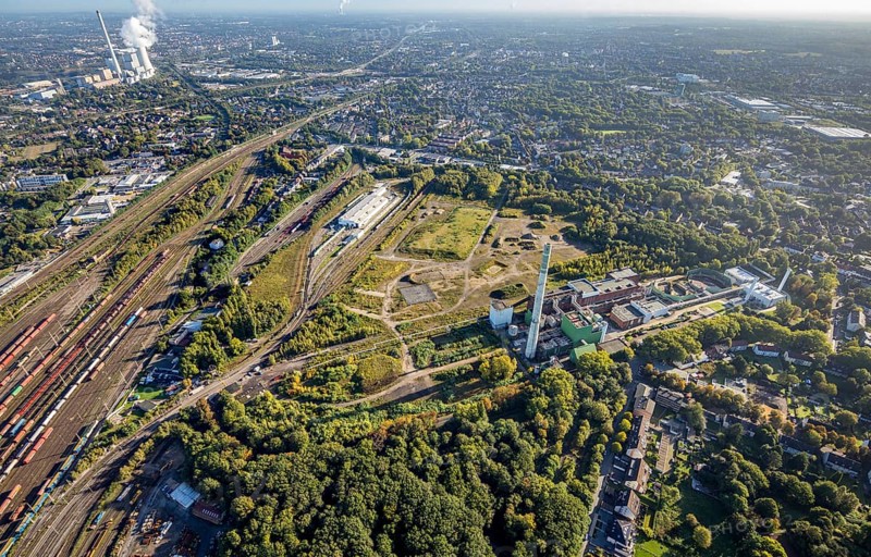 Aerial view, Herne freight yard with fallow land of the former General Blumenthal mine with Stadler Rail Service and Shamrock power station in the Wanne district of Herne, Ruhr area, North Rhine-Westphalia, Germany, railway tracks, railway station, DE, Deutsche Bahn AG, Europe, distant view, railway tracks, freight yard, goods trains, main station, main station, Herne, aerial view, aerial photography, aerial photography, marshalling yard, Stadler Rail Service, signal box, overview, bird's-eye view, overview