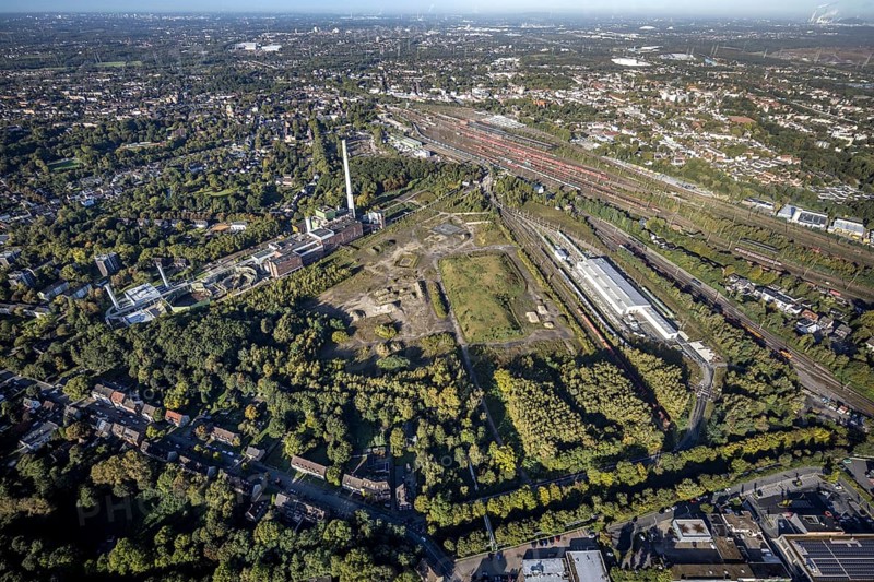 Aerial view, Herne freight yard with fallow land of the former General Blumenthal mine with Stadler Rail Service and Shamrock power station in the Wanne district of Herne, Ruhr area, North Rhine-Westphalia, Germany, railway tracks, railway station, DE, Deutsche Bahn AG, Europe, distant view, railway tracks, freight yard, goods trains, main station, main station, Herne, aerial view, aerial photography, aerial photography, marshalling yard, Stadler Rail Service, signal box, overview, bird's-eye view, overview