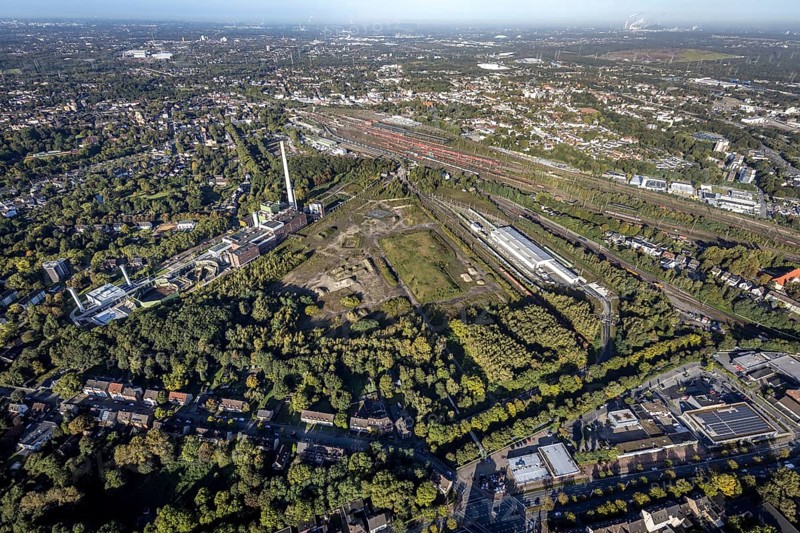 Aerial view, Herne freight yard with fallow land of the former General Blumenthal mine with Stadler Rail Service and Shamrock power station in the Wanne district of Herne, Ruhr area, North Rhine-Westphalia, Germany, railway tracks, railway station, DE, Deutsche Bahn AG, Europe, distant view, railway tracks, freight yard, goods trains, main station, main station, Herne, aerial view, aerial photography, aerial photography, marshalling yard, Stadler Rail Service, signal box, overview, bird's-eye view, overview