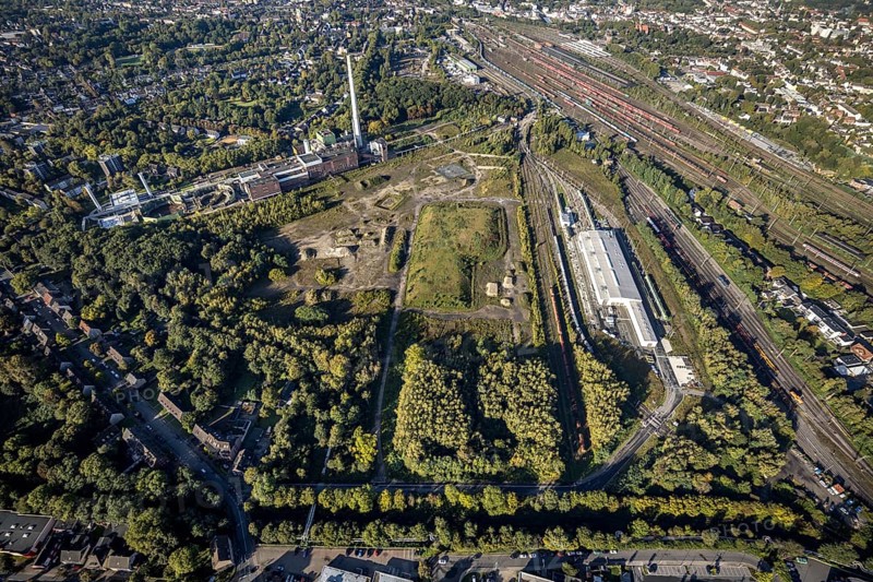 Aerial view, Herne freight yard with fallow land of the former General Blumenthal mine with Stadler Rail Service and Shamrock power station in the Wanne district of Herne, Ruhr area, North Rhine-Westphalia, Germany, railway tracks, railway station, DE, Deutsche Bahn AG, Europe, distant view, railway tracks, freight yard, goods trains, main station, main station, Herne, aerial view, aerial photography, aerial photography, marshalling yard, Stadler Rail Service, signal box, overview, bird's-eye view, overview