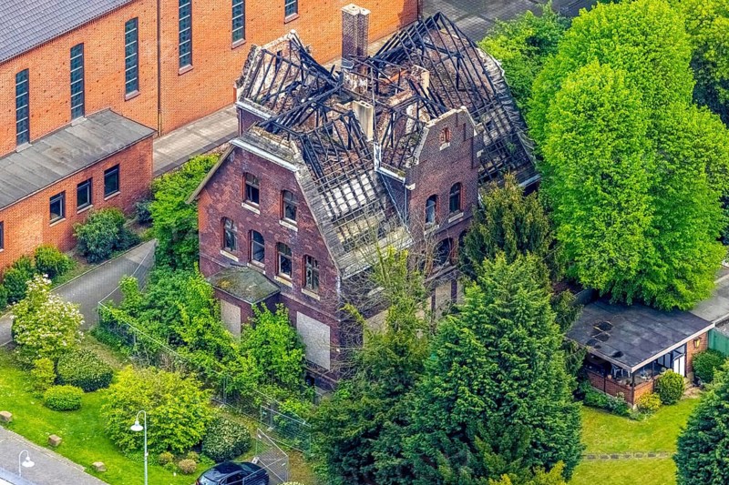 Aerial view, St. Marien Eickel Church at St. Marien Hospital, building fire at the outbuilding, Eickel, Herne, Ruhr area, North Rhine-Westphalia, Germany, demolition, place of worship, fire, DE, Europe, religious community, place of worship, holy place, church, parish, denomination, aerial view, aerial photography, aerial photography, religion, religious site, overview, decay, bird's-eye view, overview, destroyed building