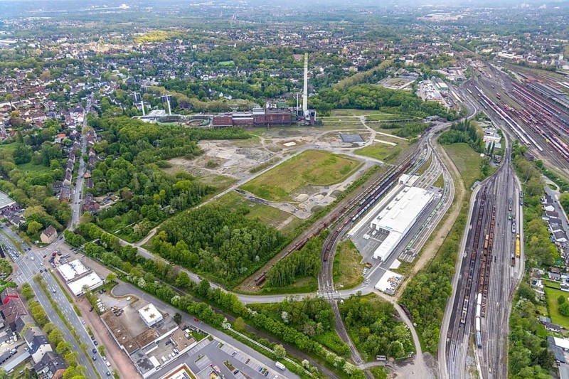 Aerial view, construction site of new Stadler Rail Vehicles branch, former General Blumenthal mine site, former Uniper Shamrock power plant, Wanne-Süd, Herne, Ruhr area, North Rhine-Westphalia, Germany, railway tracks, railway station, DE, Deutsche Bahn AG, Europe, commercial enterprises, commercial area, commercial area, commercial location, commercial use, main station, industrial facilities, industrial area, industrial location, Kastanienallee, aerial view, aerial photography, aerial photography, Rhine-Ruhr metropolitan region, signal box, overview, bird's-eye view, Wanne-Eickel main station, birds-eyes view, overview