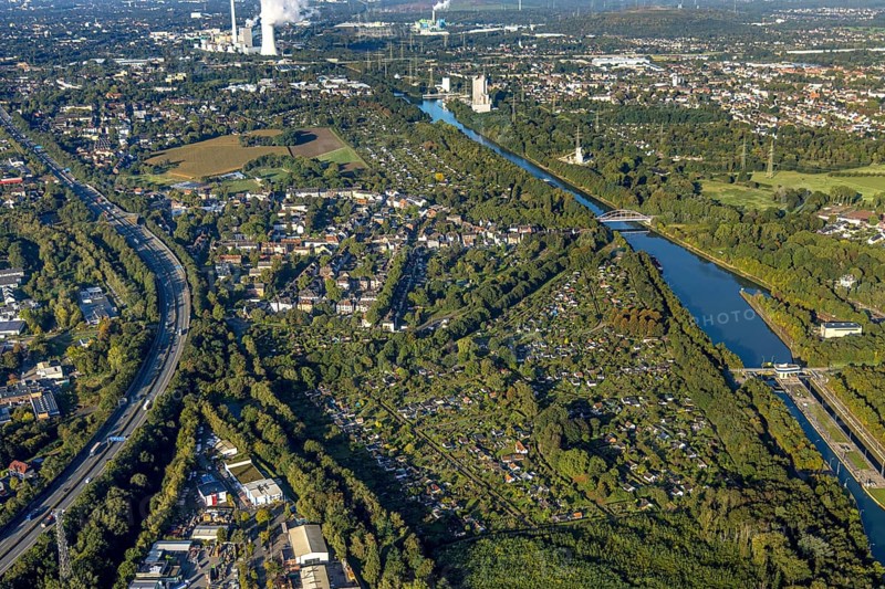 Aerial view, allotment garden association Horsthausen and allotment garden association Herne-Baukau with new meadow orchard Holper Heide at the Rhine-Herne canal in the district Horsthausen in Herne, Ruhr area, North Rhine-Westphalia, Germany, DE, Europe, community garden, Herne, KGV, allotment garden, allotment garden site, allotment garden association, allotment gardener association, landscape park orchard Holper Heide, aerial view, aerial photography, fruit tree park, allotment garden, overview, bird's-eye view, overview