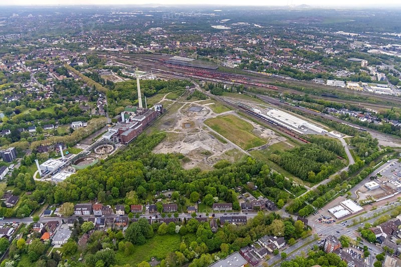 Aerial view, construction site of new Stadler Rail Vehicles branch, former General Blumenthal mine site, former Uniper Shamrock power plant, Wanne-Süd, Herne, Ruhr area, North Rhine-Westphalia, Germany, railway tracks, railway station, DE, Deutsche Bahn AG, Europe, commercial enterprises, commercial area, commercial area, commercial location, commercial use, main station, industrial facilities, industrial area, industrial location, Kastanienallee, aerial view, aerial photography, aerial photography, Rhine-Ruhr metropolitan region, signal box, overview, bird's-eye view, Wanne-Eickel main station, birds-eyes view, overview