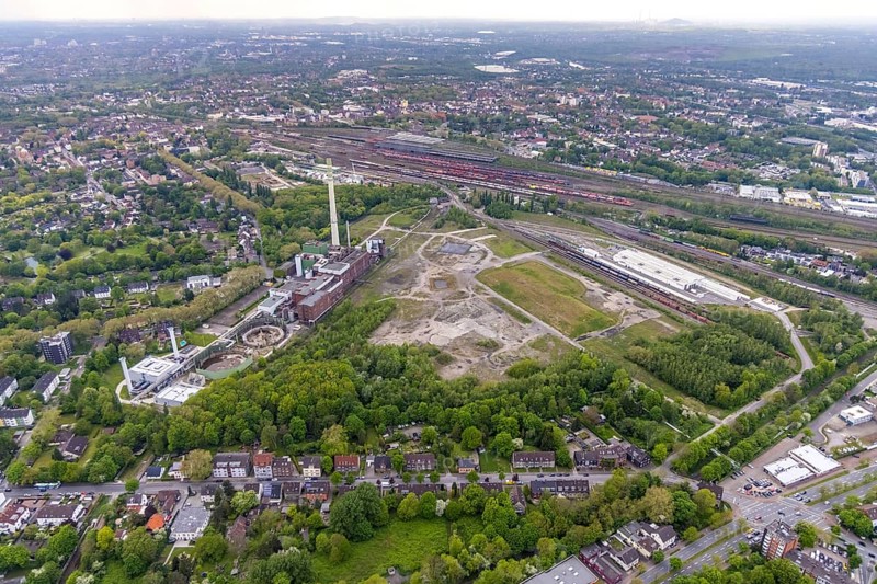 Aerial view, construction site of new Stadler Rail Vehicles branch, former General Blumenthal mine site, former Uniper Shamrock power plant, Wanne-Süd, Herne, Ruhr area, North Rhine-Westphalia, Germany, railway tracks, railway station, DE, Deutsche Bahn AG, Europe, commercial enterprises, commercial area, commercial area, commercial location, commercial use, main station, industrial facilities, industrial area, industrial location, Kastanienallee, aerial view, aerial photography, aerial photography, Rhine-Ruhr metropolitan region, signal box, overview, bird's-eye view, Wanne-Eickel main station, birds-eyes view, overview