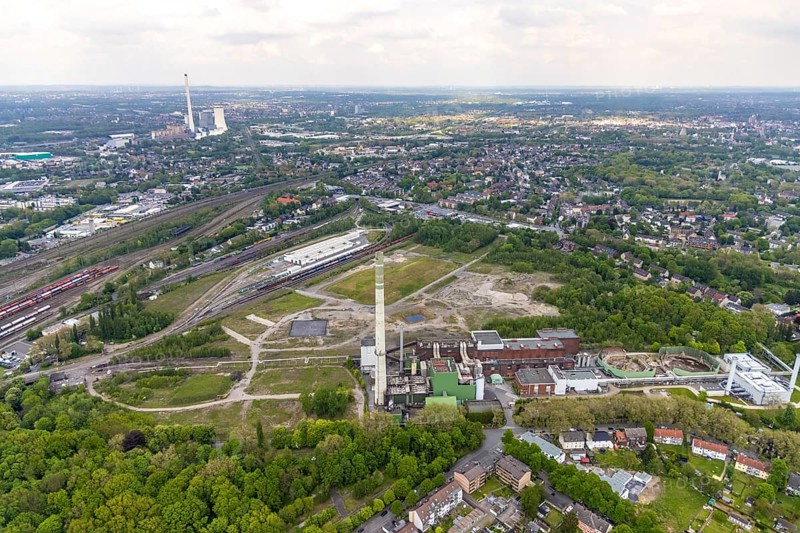 Aerial view, construction site of new Stadler Rail Vehicles branch, former General Blumenthal mine site, former Uniper Shamrock power plant, Wanne-Süd, Herne, Ruhr area, North Rhine-Westphalia, Germany, railway tracks, railway station, DE, Deutsche Bahn AG, Europe, commercial enterprises, commercial area, commercial area, commercial location, commercial use, main station, industrial facilities, industrial area, industrial location, Kastanienallee, aerial view, aerial photography, aerial photography, Rhine-Ruhr metropolitan region, signal box, overview, bird's-eye view, Wanne-Eickel main station, birds-eyes view, overview
