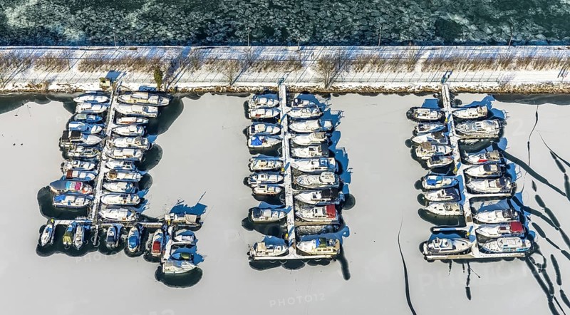 Aerial view, Herner Meer, marina, Rhine-Herne-Canal, Horsthausen, Herne, Ruhr area, North Rhine-Westphalia, Germany, boats, boat landing stage, DE, Europe, shapes and colours, aerial view, aerial photography, aerial photography, motorboats, snow, sailing boats, overview, bird's eye view, water sports club Herne 1920, winter, birds-eyes view, overview